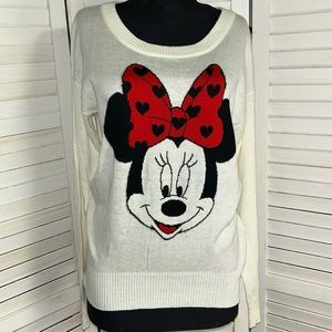 I’m selling this Disney sweater ,size medium,in very good condition.